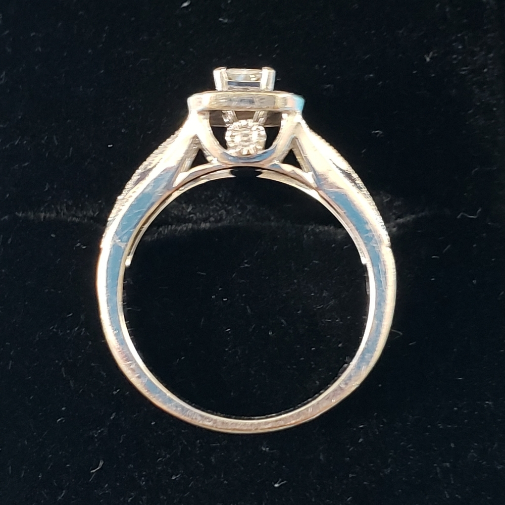 Helzberg halo diamond ring - 14k - Picture 5 of 13
